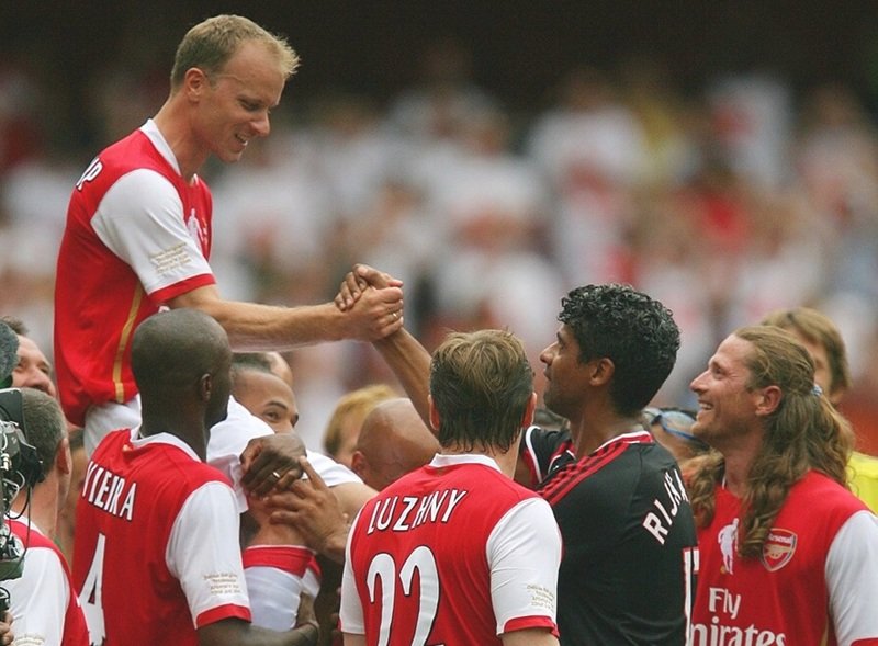 Bergkamp và màn ăn mừng cùng đồng đội