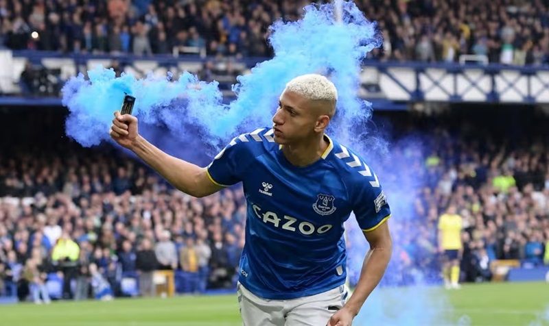 Richarlison trong màu áo xanh trên sân cỏ