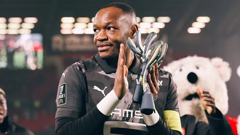 Thủ thành Steve Mandanda trong màu áo của CLB Rennais