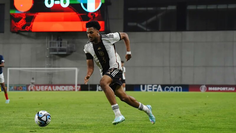 Almugera Kabar nổi bật với khả năng kiểm soát bóng và tốc độ vượt trội