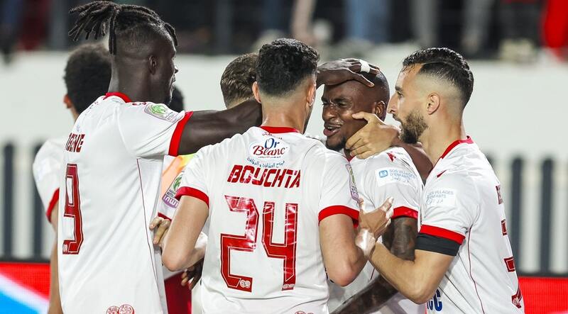 Các cầu thủ Wydad Casablanca ăn mừng sau khi ghi bàn trong một trận đấu quan trọng