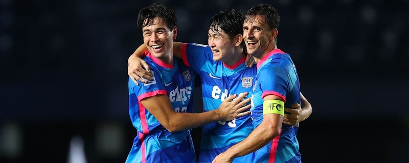 Các chàng cầu thủ ăn mừng chiến thắng đối thủ truyền kiếp