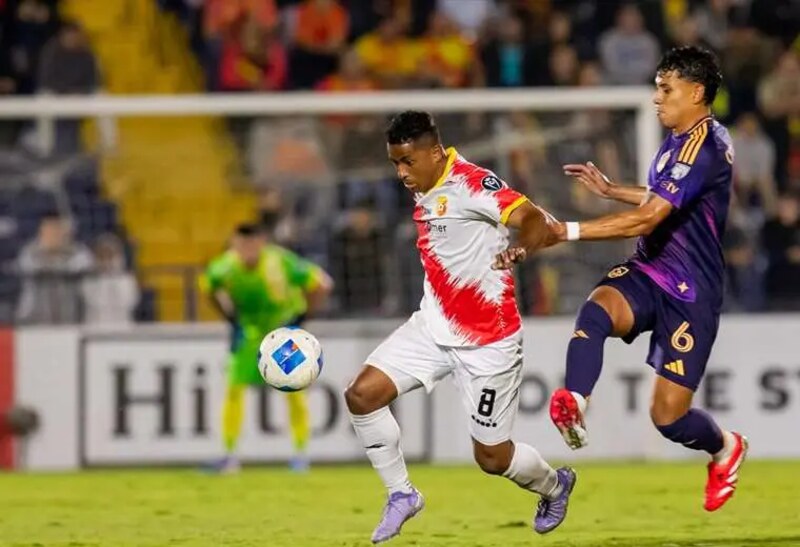 Cầu thủ Herediano thể hiện kỹ năng điêu luyện