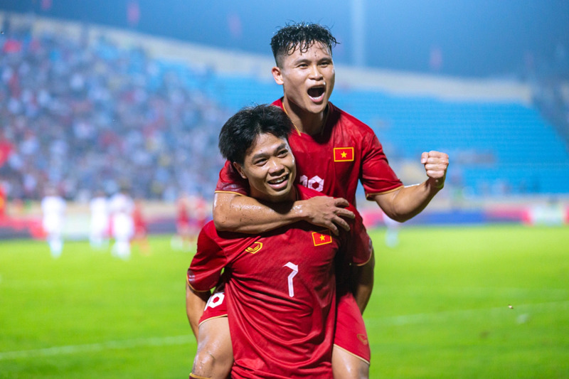 Công Phượng ăn mừng chiến thắng cùng đồng đội 