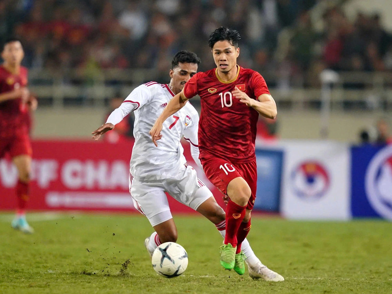 Nguyễn Công Phượng thi đấu kiên định trên sân cỏ