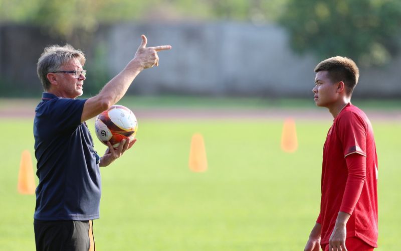 Nguyễn Văn Tùng được Troussier công nhận tài năng xuất sắc