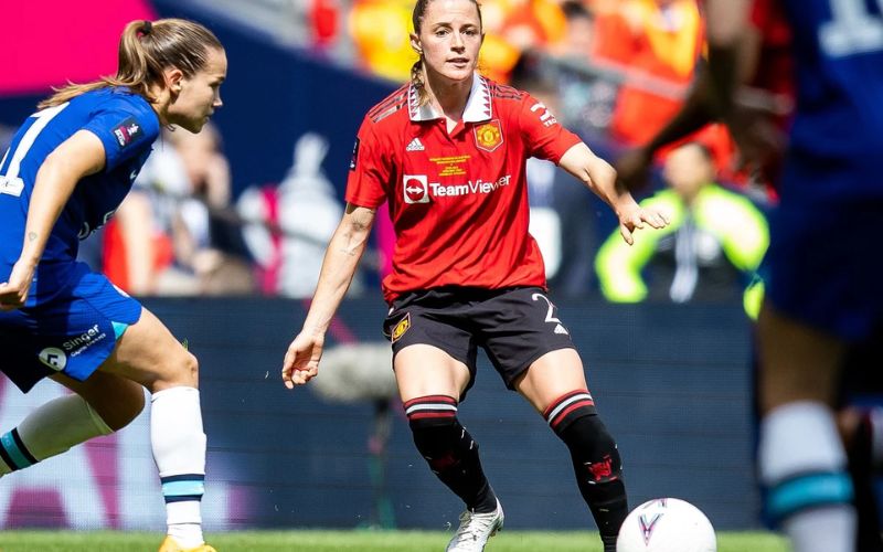 Nữ hậu vệ thống trị hành lang cánh với sự linh hoạt tuyệt vời