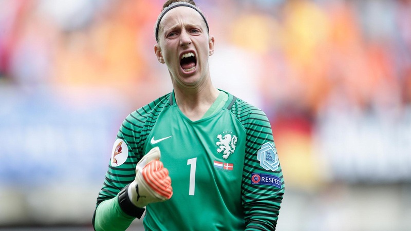 Nữ thủ môn trong màu áo đội tuyển quốc gia