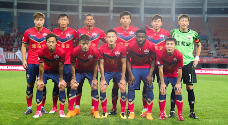 Shenzhen FC thi đấu đầy đam mê trong sắc áo đỏ 
