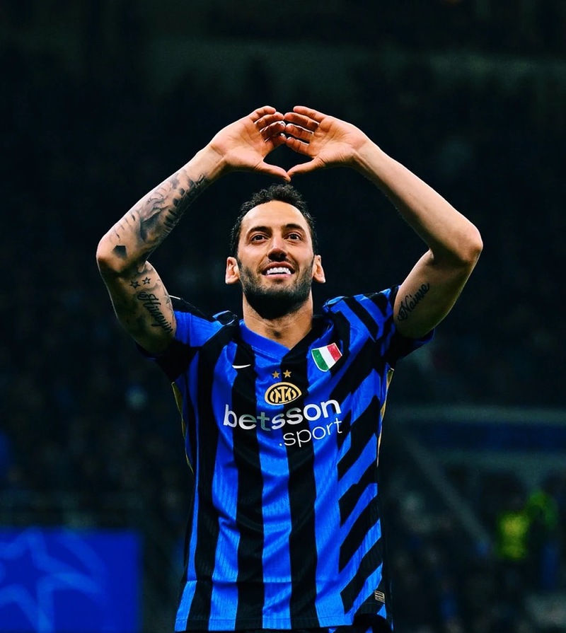 Hakan Çalhanoğlu sở hữu nhãn quan chiến thuật sắc bén 