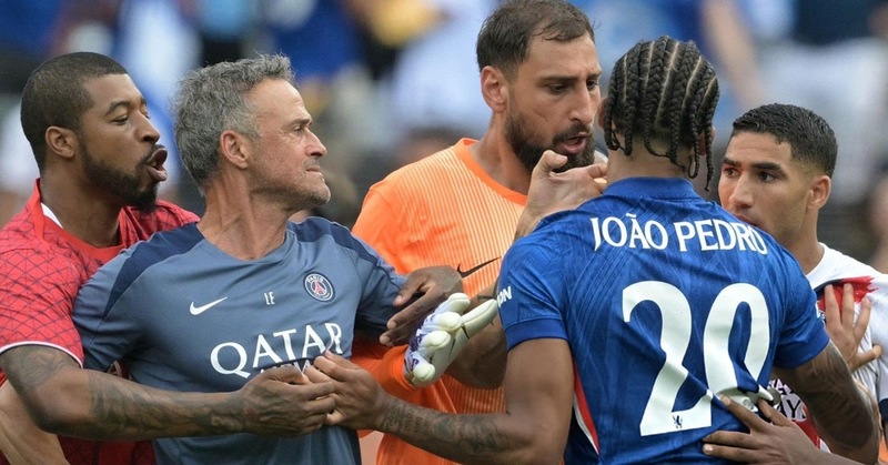 Hình ảnh Luis Enrique xô xát với tiền đạo đội tuyển Chelsea