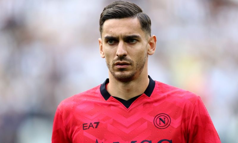 Meret nổi bật với lối bắt bóng chắc chắn, khả năng chọn vị trí và ra vào hợp lý