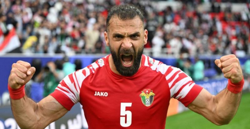 Yazan Al-Arab là trung vệ thép của bóng đá Jordan với lối chơi mạnh mẽ và chắc chắn