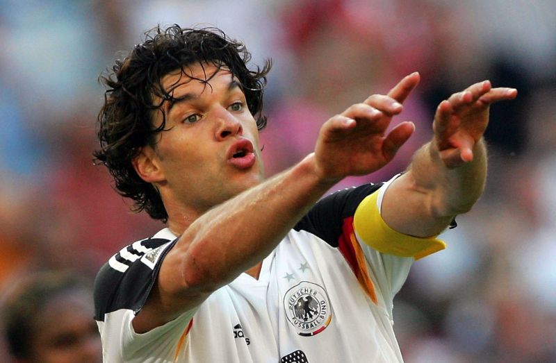 Dù thiếu một danh hiệu lớn, Ballack vẫn được ngưỡng mộ như “người đội trưởng không ngai vàng”