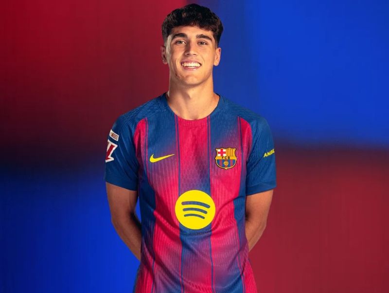 Pau Cubarsí đang nổi lên như một trung vệ trẻ tài năng trong màu áo Barcelona