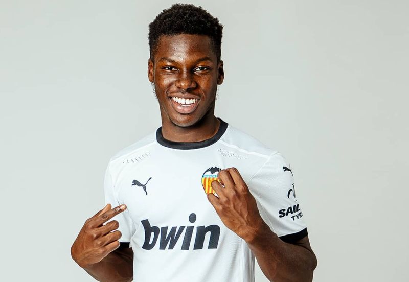 Anh gây ấn tượng bởi phong cách thi đấu linh hoạt, có thể đảm nhận nhiều vị trí khác nhau ở hàng tiền vệ